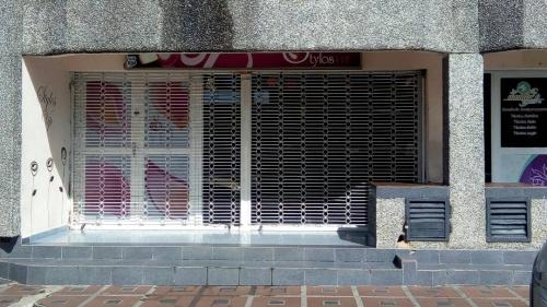 Se alquila local de 42 m2 Sector Las Avenidas