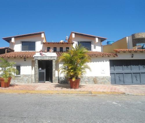 Hermosa Casa de Esquina 234 mt2  en Urb. El Parral