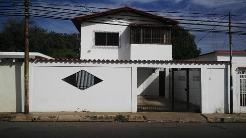 CASA FRENTE A LA URB. EL CAREY