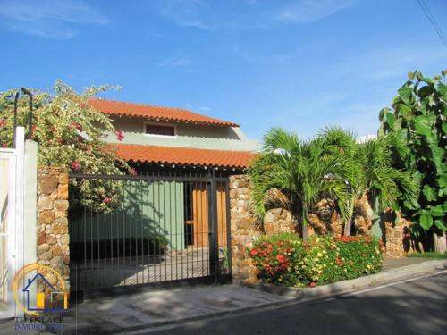 TEI, VENDE CASA EN LA URBANIZACIÓN PLAYA EL ÁNGEL