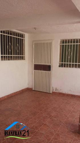 Bella Casa Amoblada Urb. Las Delicias. Santa Rita Maracay 04121463609