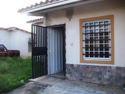 Casa de 65M2. Urbanización Brisas del Lago. Guacara