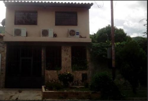 Excelente Casa-Quinta de dos plantas 