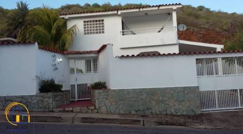 TEI, VENDE CASA EN URB, PARAISO 1
