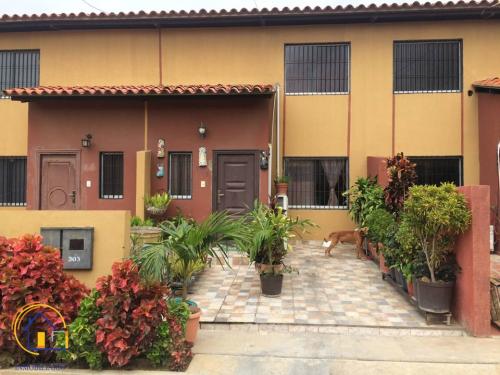 TEI, VENDE TOWN HOUSE EN URB. VIRGEN DEL VALLE