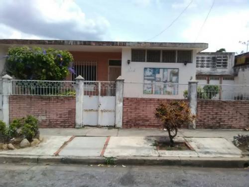 Casa De 262 m2  Con Zonificacion Comercial En Santa Cecilia, Valencia