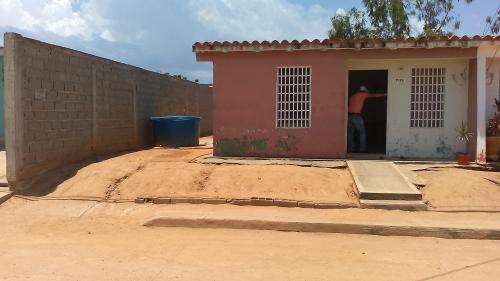 se vende casa toda de placa 3 habitaciones 1 baño sala comedor 400$ negociable