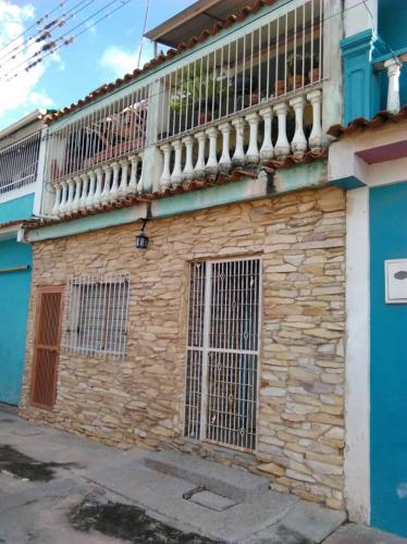 Espectacular casa de dos  niveles en Los Guayos,  Sector  Negro Primero