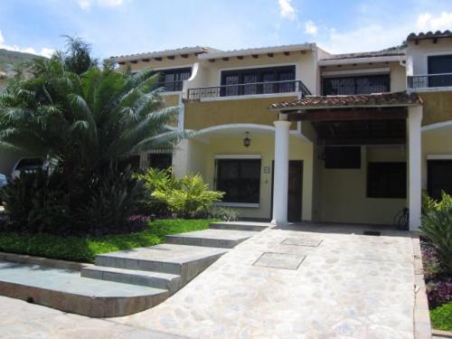 Townhouse en Venta Vía El Castaño, Maracay hecc 18-10344