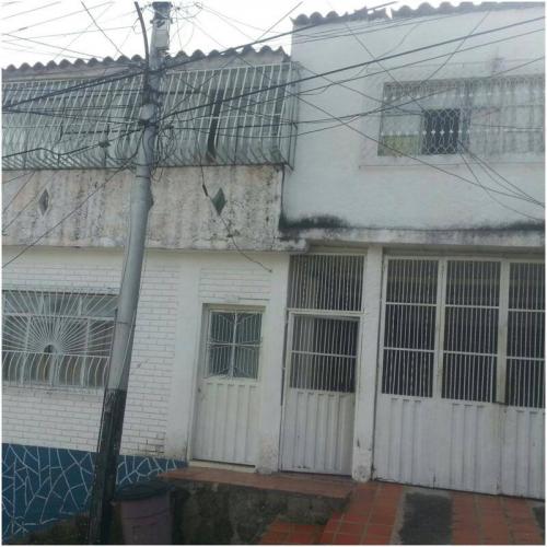 SE VENDE CASA EN TARIBA SUBIENDO POR LA CALLE 10 EXCELNTE UBICACION