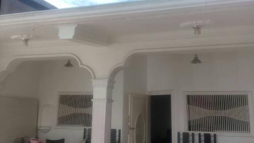 SE VENDE HERMOSA CASA EN LA PARTE ALTA DE LA CIUDAD LA CUEVA DEL OSO VIA HOSPITAL MILITAR