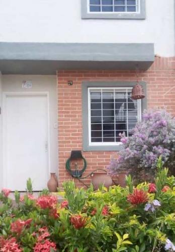 Hermoso Town House en Urb. Calicanto, Tierra Nueva