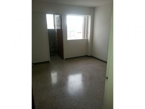 se vende bello apartamento al frente de la plaza la candelaria