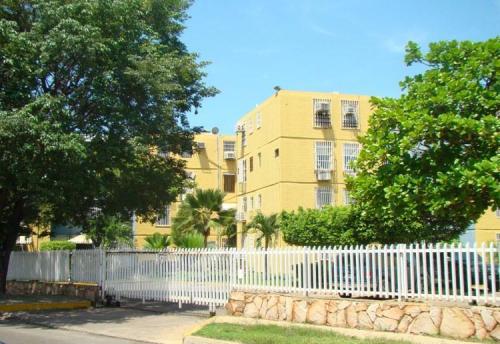 ALQUILO APTO. EN RESID. MADRE VIEJA, LECHERIA