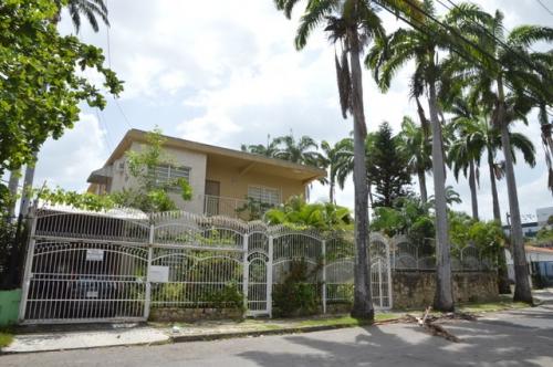 Exoinca vende espaciosa casa de 2 plantas en zona norte de Valencia