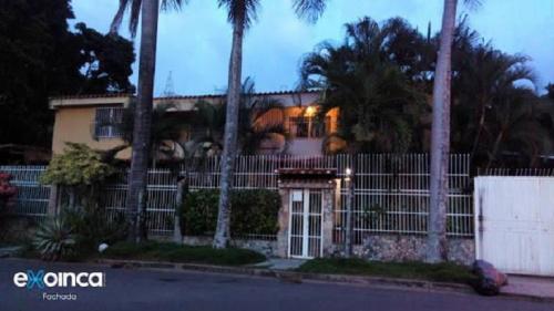 Exoinca vende amplia y bella casa en urbanización Trigal Norte