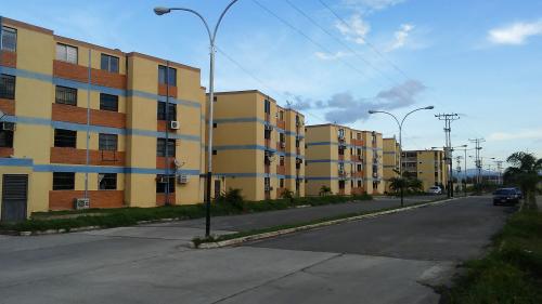 Apartamento De 68m2, En El Conj. Resd. Roraima en Paraparal, Los Guayos