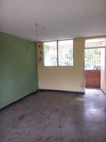 APARTAMENTO EN LA URB LA BEATRIZ EXCELENTE UBICACIÓN