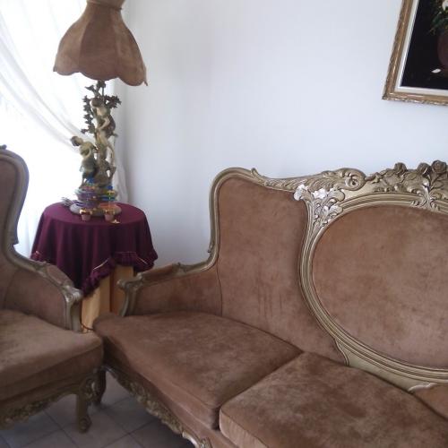 MUEBLES LUIS XV CON LAMPARA Y MESA DE MARMOL