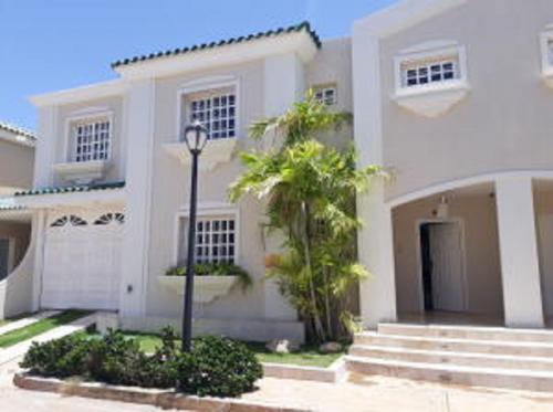 ¿BUSCA VIVIR AL ESTILO GRANDE LIGAS?, TE VENDO EXCLUSIVA CASA EN LA AV FUERZAS ARMADAS, LLAMA Y!!