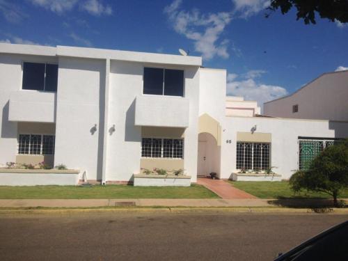 TE VENDO CASA. EN FUERZAS ARMADAS LLAMA YA.