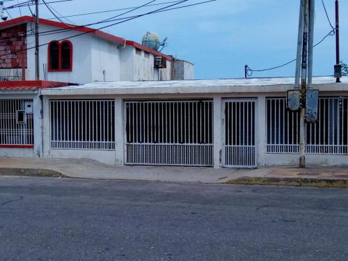 TE VENDO CASA. EN 18 DE OCTUBRE LLAMA YA.