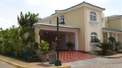 ¿BUSCA EXCLUSIVIDAD? CASA. EN VENTA EN FUERZAS ARMADAS. 