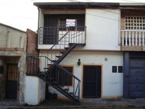 SE VENDE CASA-BIFAMILIAR CASA Y APARTAMENTO NEGOCIABLE