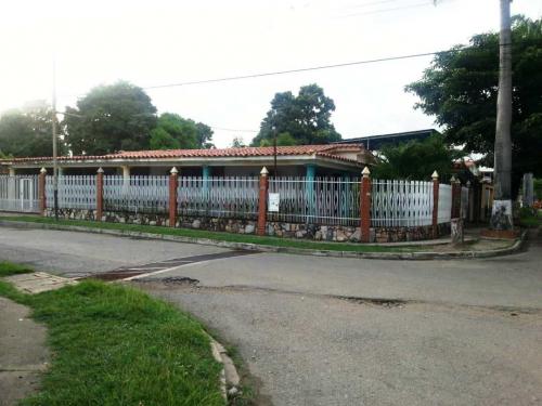 Espectacular Casa de Esquina en Las Quintas de Flor Amarillo