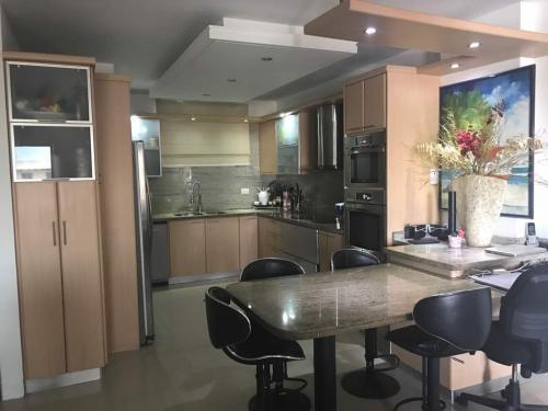 SE ALQUILA APTO. EN LECHERIA, RESID. ESTURION