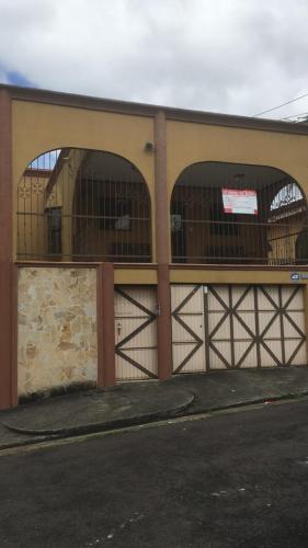 Se vende hermosa casa de 3 pisos en la ciudad de Costa Rica