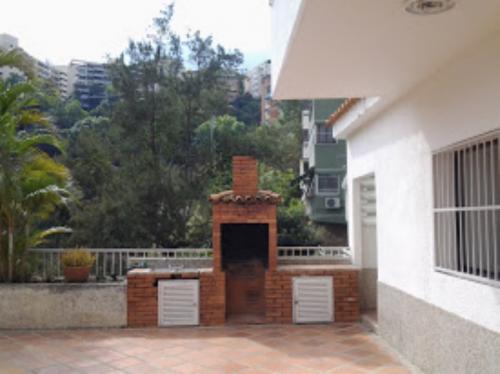 HERMOSA Y CÓMODA CASA, CON ESPECTACULAR VISTA. EN COLINAS DE BELLO MONTE