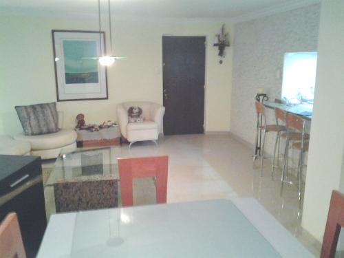 CÓMODO Y AMPLIO APARTAMENTO, CON EXCELENTE DISTRIBUCIÓN Y UBICACIÓN, EN EL CAFETAL