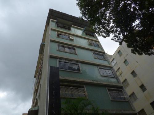 Venta cómodo y céntrico apto en Plaza Venezuela