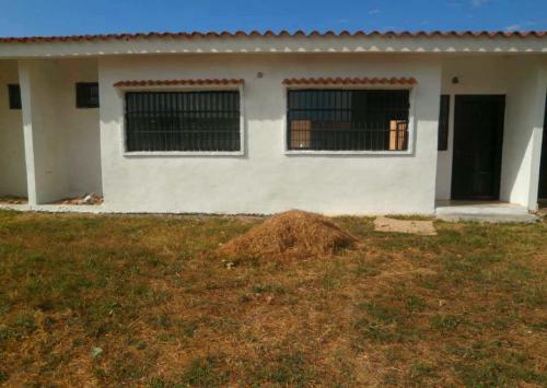 Cómoda Casa a estrenar  en el Conj. Res. El Roble, Urb. Valle Encantado.