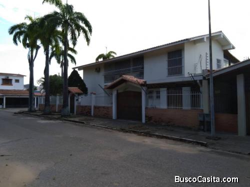 Espaciosa Casa de esquina, Urb. Trigal Centro