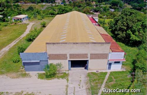 Se Vende Galpón Industrial de 1880 m2 construido sobre un terreno plano de 6570 m2, de muy fácil acceso