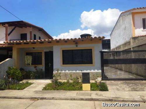 En Venta Amplia casa en San Diego, La Caracara