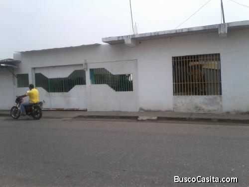 EN VENTA CASA CON LOCAL COMERCIAL 