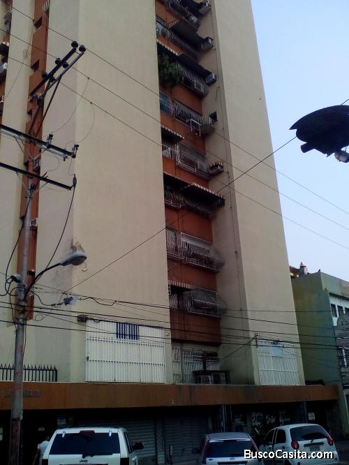 vendo comodo apartamento en pleeno sentro de maracay 04128450417