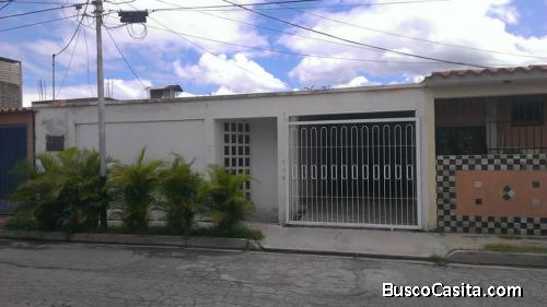 SKY GROUP Vende de cómoda casa en la Urb. Villas de Aragua