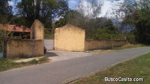 SKY GROUP Vende espaciosa casa en la Urb Las Morochas en San Diego, Valencia.