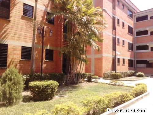 SKY GROUP Vende agradable apartamento en Res. Trinitarias- Guacara