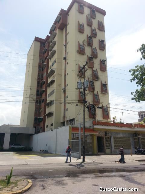 SKY GROUP Vende amplio y cómodo apartamento en Residencias Isaura, ubicado en San Agustín- Maracay.
