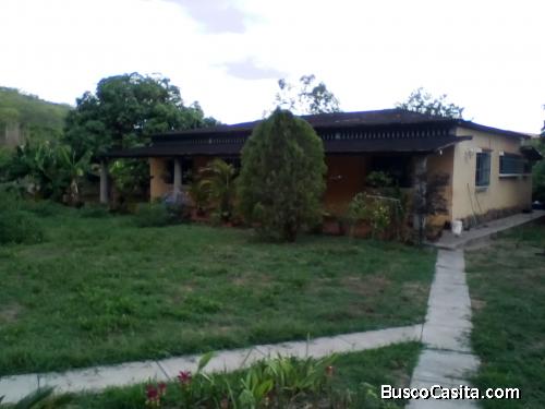 VENDO HERMOSA Y AMPLIA CASA EN SAN DIEGO. SITIO TRANQUILO Y ACOGEDOR