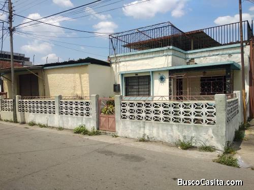 En venta amplia casa con galpón en Av. Branger. Negociable