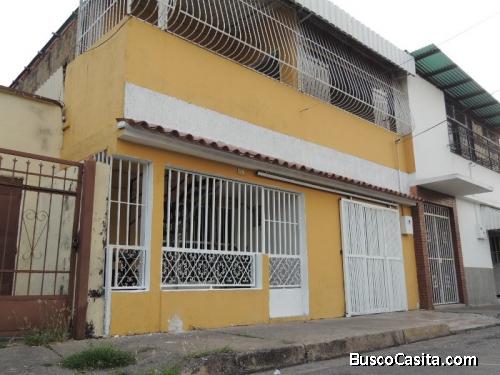 SKY GROUP Vende favorable casa en la Urb. La Romana