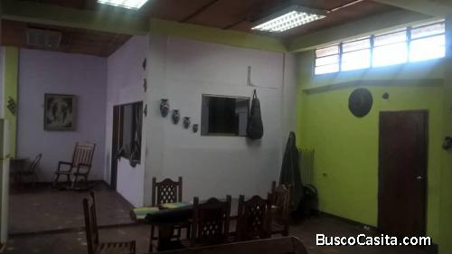 Se vende casa en plena av.Aragua en maracay