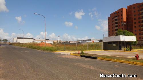 SE VENDE FABULOSA PARCELA DE TERRENO FRENTE AL CENTRO COMERCIAL ORINOKIA