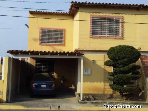 SKY GROUP Vende Casa en La Mora, en Urbanización cerrada. 